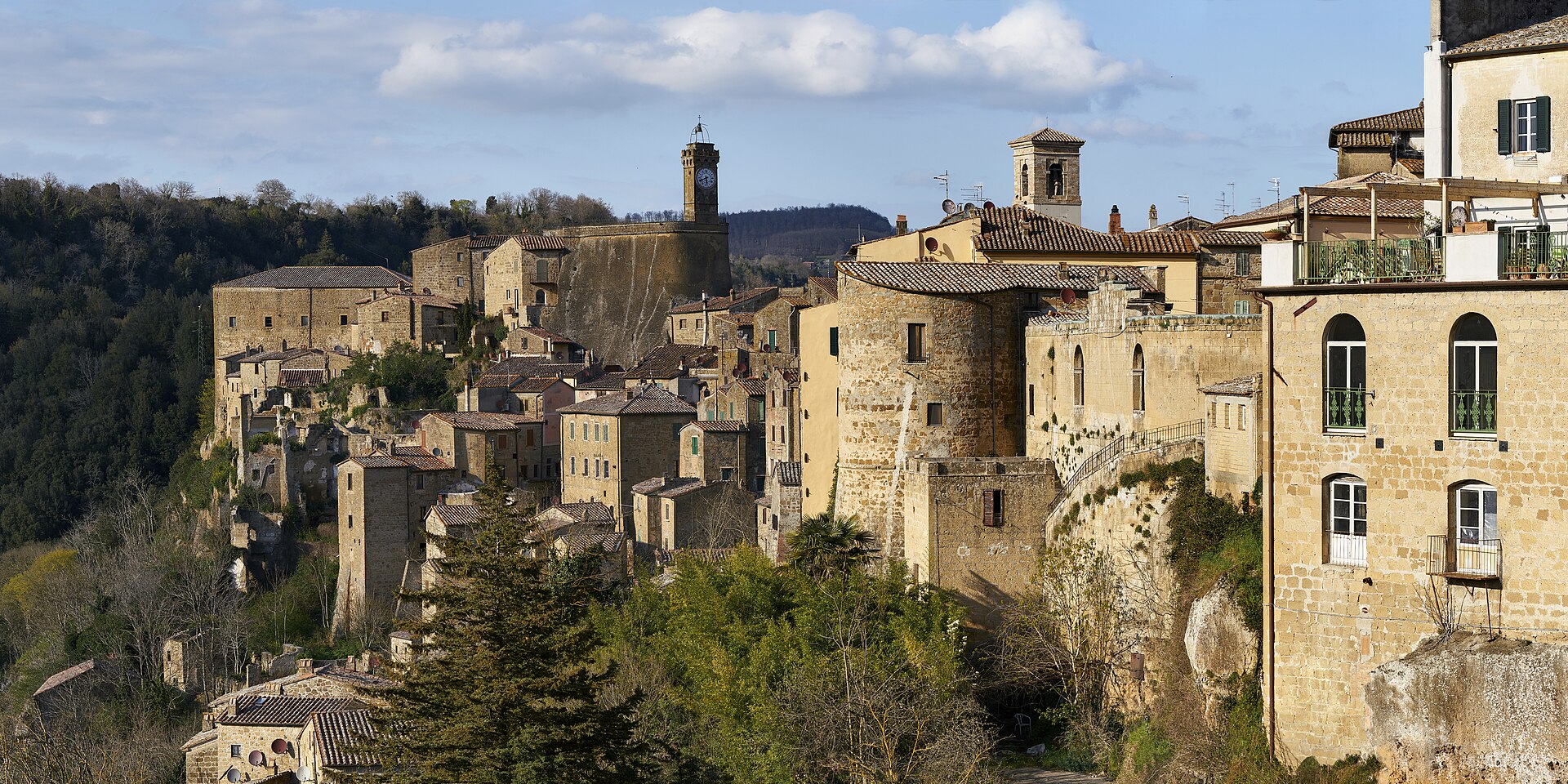 Sorano and its walls on a tufa spur, seen from the south