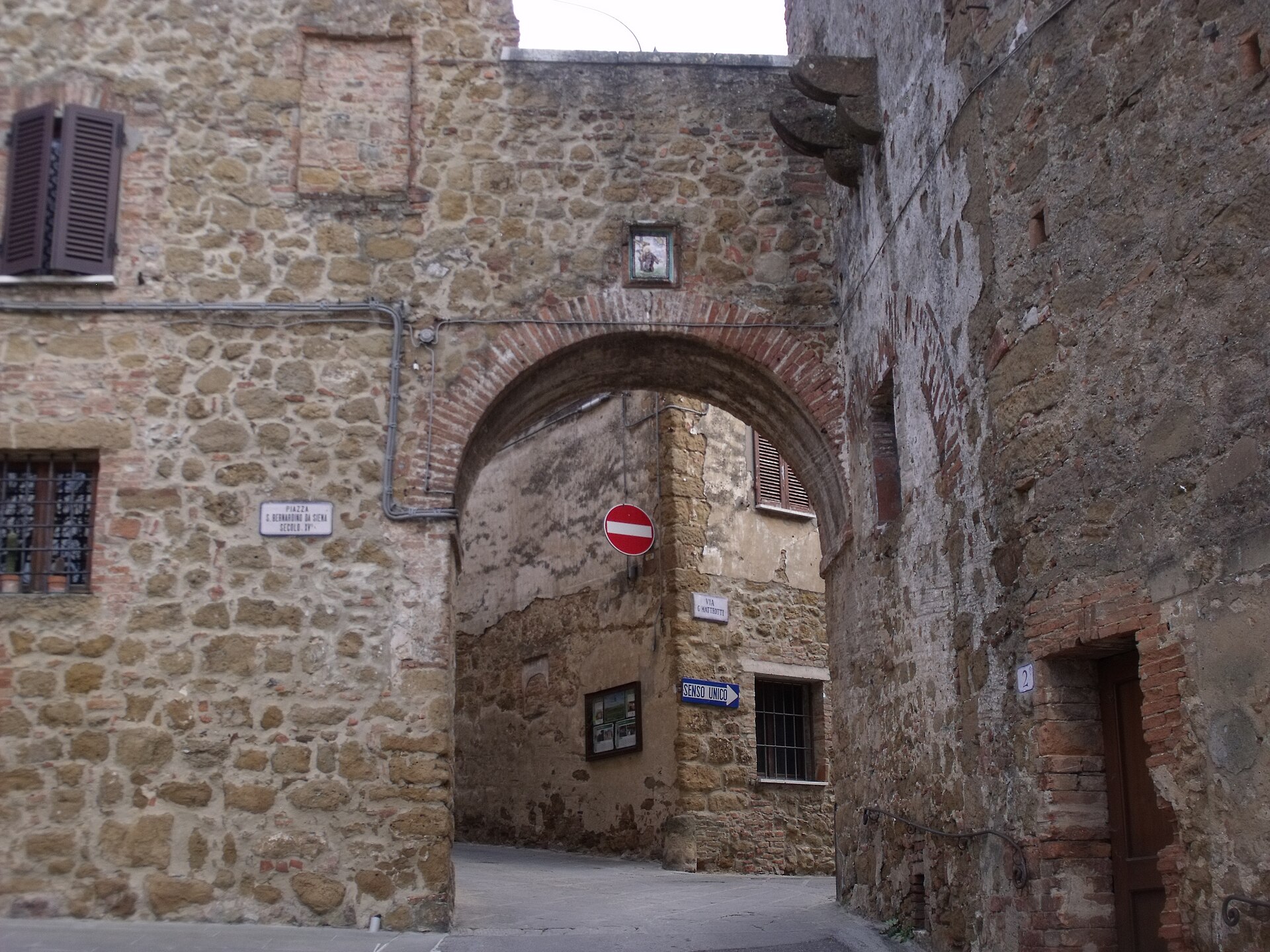 The stone arch of Porta Nuova, a defensive gate into Castelmuzio